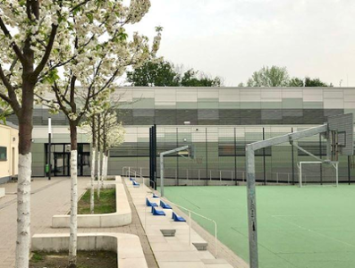 Sportplatz mit Sitzmöglichkeiten 